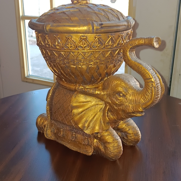 Elephant box with lid - Picture 1 of 5